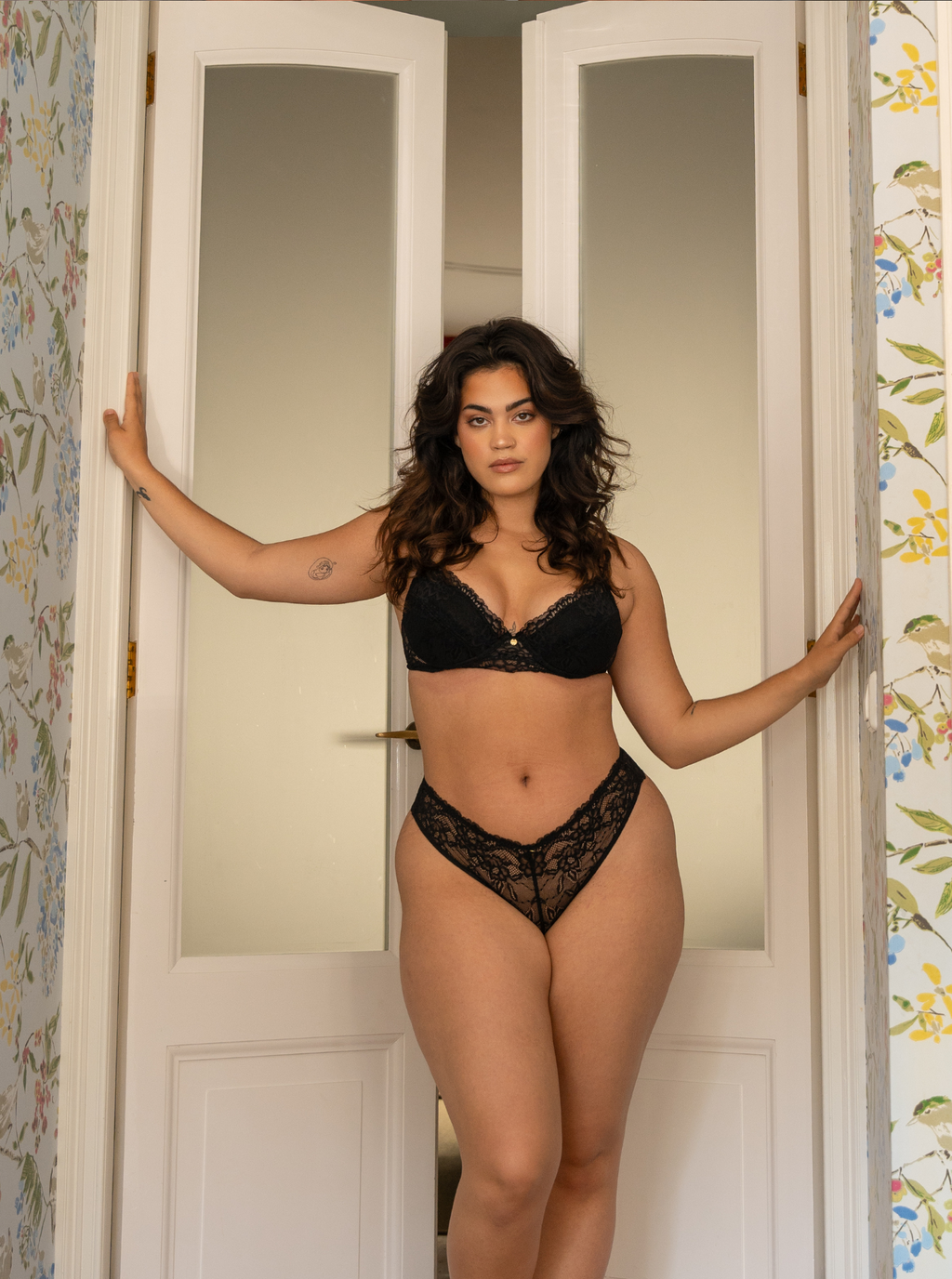 MUSE USZTYWNIANY BIUSTONOSZ CZARNY